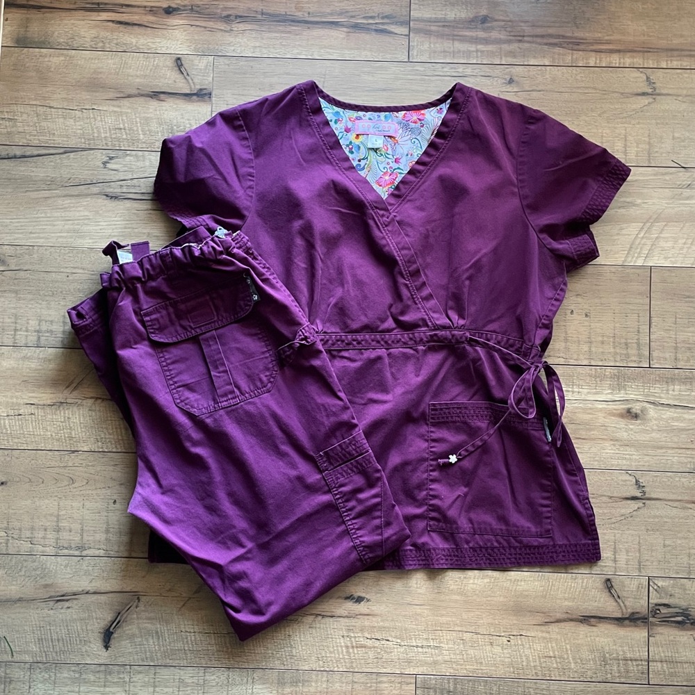 Koi Scrub Set. Large. Maroon.